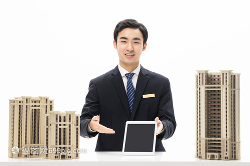 帥氣房產(chǎn)中介的樓盤展示電腦 引領(lǐng)住房出租新風尚